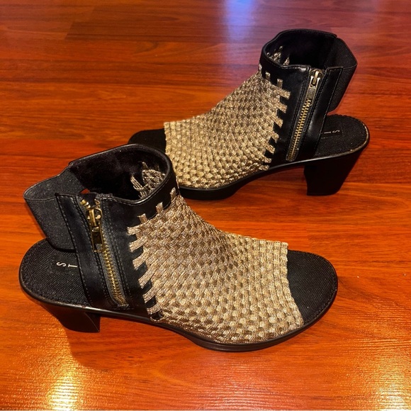 Steve Madden Black and Tan Heeled Slingback Sandals - Picture 1 of 6